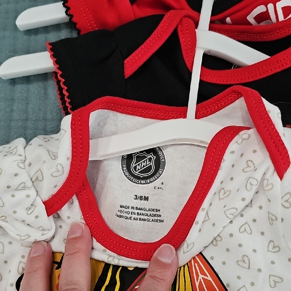 NWT Official Chicago Blackhawks 3-Piece Bodysuit Set - Girls 3-6M - Picture 9 of 9
